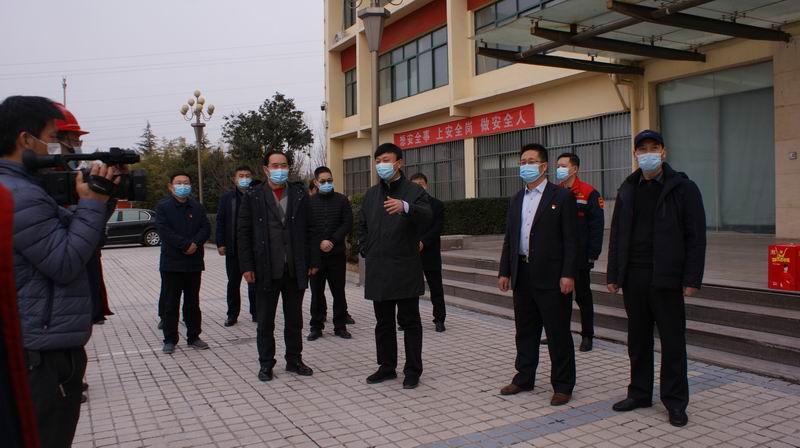  縣委書 記張獻(xiàn)宇一行蒞臨我廠慰問(wèn)外地就地務(wù)工人員
