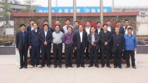 2012年4月我公司與洛寧當(dāng)?shù)囟嗉业V產(chǎn)企業(yè)達(dá)成戰(zhàn)略合作關(guān)系，參加簽約儀式的各位領(lǐng)導(dǎo)及企業(yè)代表在我公司合影留念。