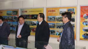 2013年4月時(shí)任洛寧縣縣委書記孫君奎攜縣委主要領(lǐng)導(dǎo)多次蒞臨我公司指導(dǎo)工作